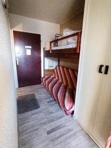 a small room with bunk beds and a hallway at Appartement au pied des Pistes de Ski - Pyrénées (Ariège) in Montferrier
