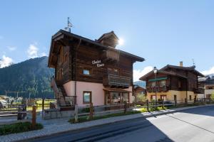 a building in the middle of a street at Chalet Kiara - Appartamenti Abar in Livigno