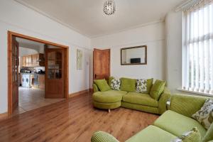 Galería fotográfica de Contractors and Pets Welcome, Only 2 miles from M57, M58, Whole House Rental Sleeps 4 to 9, Short Walk to Orrell Station en Liverpool