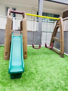 un parque infantil con tobogán en un edificio en CWB 997 com piscina aquecida jacuzzi e Playground, en Curitiba