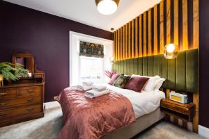 Llit o llits en una habitació de Skeldale House 'All Creatures Great & Small' by Maison Parfaite - Luxury Apartments & Studios in Askrigg, Yorkshire Dales