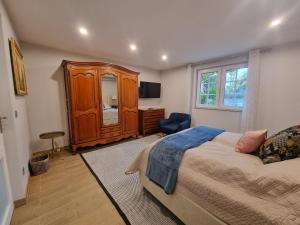 um quarto com uma cama grande e uma cómoda em Villa Flora Superior Apartment em Cabris