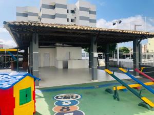 an empty swimming pool with a building in the background at APêAju - Apartamento com tudo novinho só para você in Aracaju