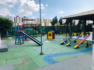 um parque com um parque infantil com escorregas e equipamento de brincar em APêAju - Apartamento com tudo novinho só para você em Aracaju