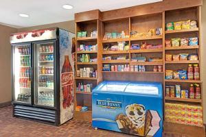 einen Laden mit einer Speisekammer und einer Kühlbox in der Unterkunft Super 8 by Wyndham San Antonio Downtown NE in San Antonio