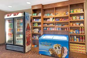 un negozio con dispensa e frigo portatile di Super 8 by Wyndham San Antonio Downtown NE a San Antonio