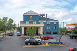 um grande edifício azul com carros estacionados num parque de estacionamento em Comfort Suites Fultondale I-65 near I-22 em Fultondale