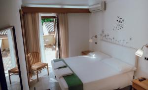 een slaapkamer met een wit bed en een stoel bij Hotel Francesco in Pisa