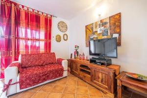 Una sala de estar con un sofá y un televisor de pantalla plana. en La casa del sole, en Chia 37 fotos más