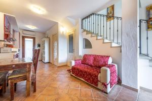 芡歐的住宿－La casa del sole，一间带红色椅子和楼梯的客厅