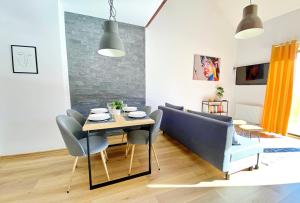 Televízia a/alebo spoločenská miestnosť v ubytovaní APARTAMENT SKANDYNAWSKI 2-poziomowy SAUNA JACUZZI