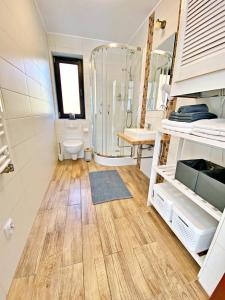 Kúpeľňa v ubytovaní APARTAMENT SKANDYNAWSKI 2-poziomowy SAUNA JACUZZI
