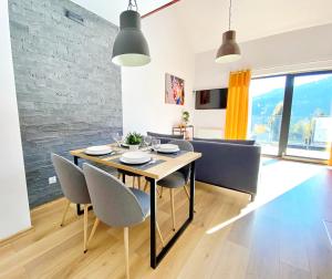 Televízia a/alebo spoločenská miestnosť v ubytovaní APARTAMENT SKANDYNAWSKI 2-poziomowy SAUNA JACUZZI