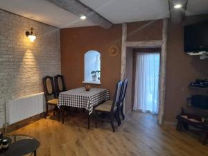 ein Esszimmer mit Tisch und Stühlen in der Unterkunft Molynė in Kaulakiai