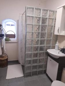 uma casa de banho com um chuveiro e um lavatório. em Molynė em Kaulakiai