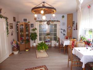 מסעדה או מקום אחר לאכול בו ב-Pension Haus zur Orke