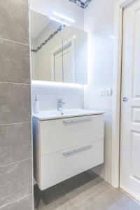 La salle de bains blanche est pourvue d'un lavabo et d'un miroir. dans l'établissement CLOSE CROISETTE-MODERN-A/C-CONGRESS-BEACHES, à Cannes