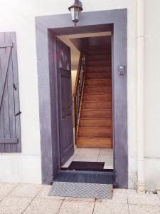 an entrance to a house with a door and stairs at Lorely - Maison proche Disneyland et Paris in Montévrain