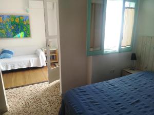 サン・ホセにあるEl Pimentero, Apartamentosのベッドルーム1室(ベッド1台、窓、鏡付)