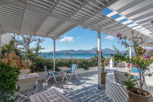 eine Terrasse mit Meerblick in der Unterkunft Villa Zampeta in Adamas