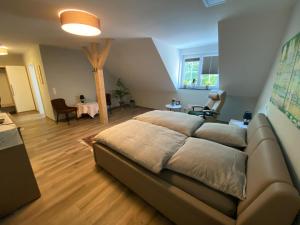 Un dormitorio con una cama grande en una habitación. en Waldhotel Am Jäger, en Wesel