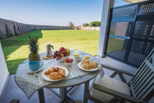 un tavolo con piatti di cibo su un patio di Apartamentos Mirador de Vidío a Cudillero