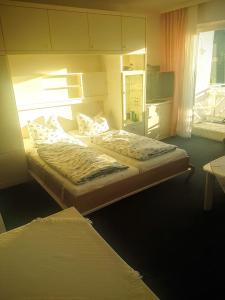 1 Schlafzimmer mit 2 Betten und einem Fenster in der Unterkunft Haus Royal in Bad Wildungen