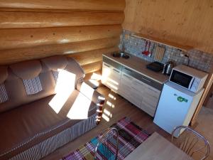 - une vue de tête sur une cuisine dans une cabane en rondins dans l'établissement Маєток У ҐАЗДИ, à Synevyrsʼka Polyana