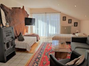 ein Wohnzimmer mit einem Sofa und ein Wohnzimmer mit einem TV in der Unterkunft Ferienwohnung Imberger Horn - Sonthofen in Sonthofen