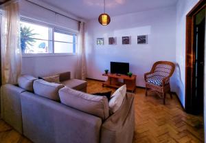 sala de estar con sofá y TV en FLH Loulé Balcony Spacey Apartment, en Loulé