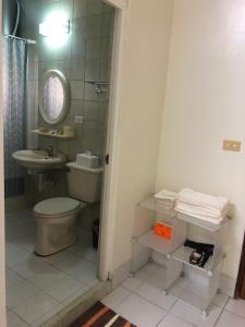 a bathroom with a toilet and a sink at 聖甲虫空間 in T'u-ch'eng-tzu