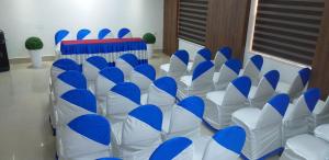 una habitación con un montón de sillas azules y blancas en Sree Janardhana Residency, en Kollam