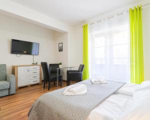 a bedroom with a bed and a table with chairs at Regina Maris by Baltic Home in Świnoujście