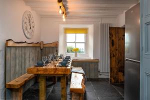 Φωτογραφία από το άλμπουμ του Farmhouse with Log Fire & On-Site Dog Field σε Bryn-crug