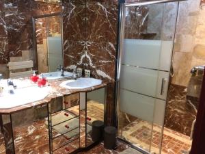 a bathroom with two sinks and a shower at MAGNIFIQUE T3 85m2 VIEUX PORT/CORNICHE in Marseille
