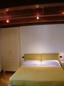 Un pat sau paturi într-o cameră la La Gatta sul Tetto