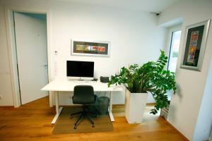 A television and/or entertainment centre at Top Central Apartment on Karlsplatz Vienna