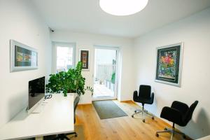 A television and/or entertainment centre at Top Central Apartment on Karlsplatz Vienna