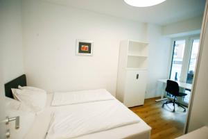 A bed or beds in a room at Top Central Apartment on Karlsplatz Vienna