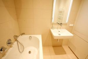 A bathroom at Top Central Apartment on Karlsplatz Vienna Még 13 kép