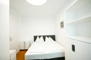 A bed or beds in a room at Top Central Apartment on Karlsplatz Vienna