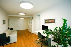 A television and/or entertainment centre at Top Central Apartment on Karlsplatz Vienna