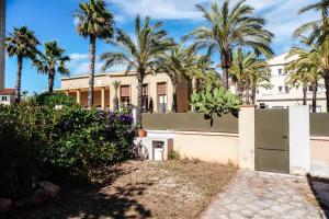 a house with palm trees and a bunch of bananas at LE GALLI en plein cœur de Sanary in Sanary-sur-Mer