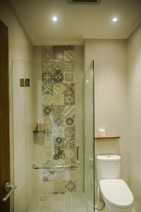 A bathroom at Akatara Hotel