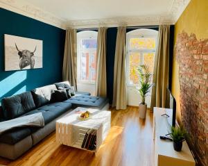 a living room with a couch and a table at Edle Ferienwohnung - Industrial Style in Dresden