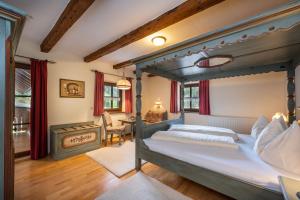Letto o letti in una camera di Naturhotel Hüttenwirt im Grossarltal