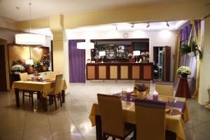 a restaurant with tables and chairs and a bar at OKRĄGLAK Residence Sosnowiec in Sosnowiec