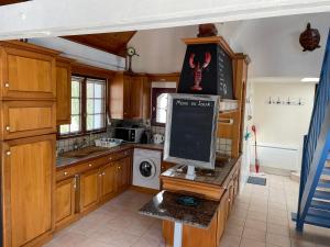 a kitchen with a desk with a computer on it at Maison Golvan centre ville avec parking et jardin in Quiberon