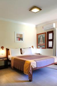 1 dormitorio con 1 cama grande en una habitación en Hotel e Pousada La Dolce Vita, en Canoa Quebrada