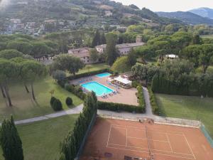 een luchtzicht op een tennisbaan in een park bij Relais San Clemente in Perugia